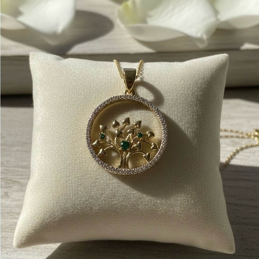 Elegant Gold and Green Pendant Necklace